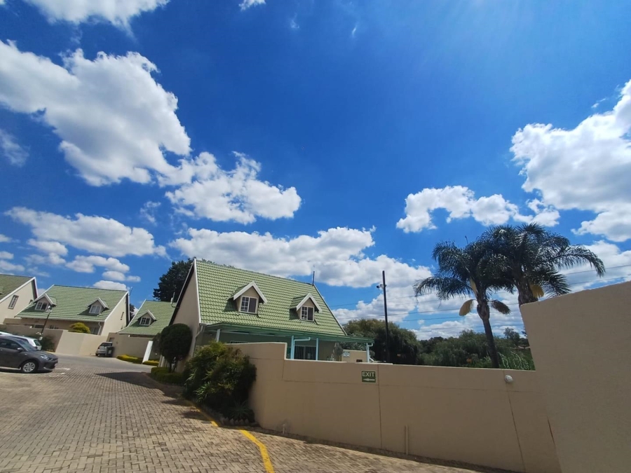 To Let 3 Bedroom Property for Rent in Sonneglans Gauteng