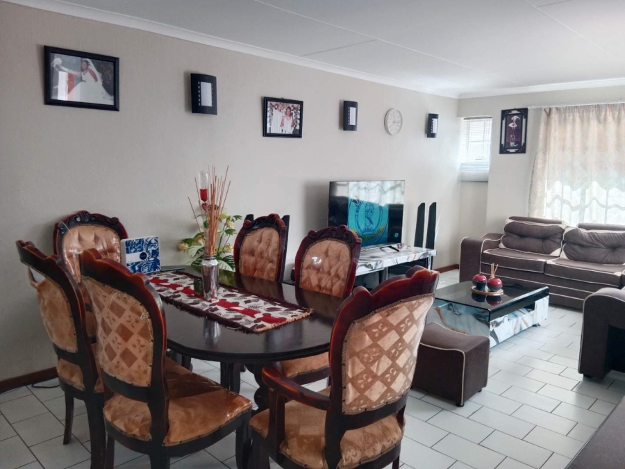 2 Bedroom Property for Sale in Corlett Gardens Gauteng