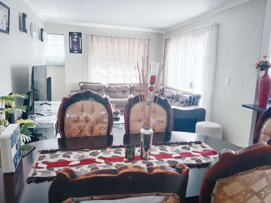 2 Bedroom Property for Sale in Corlett Gardens Gauteng