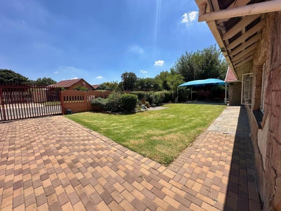 4 Bedroom Property for Sale in General Albertspark Gauteng