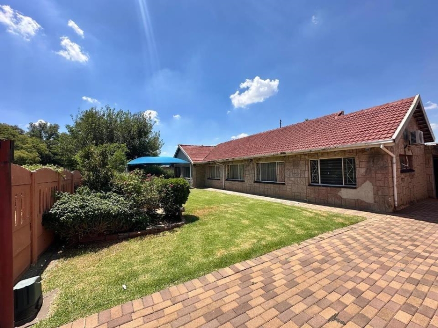 4 Bedroom Property for Sale in General Albertspark Gauteng