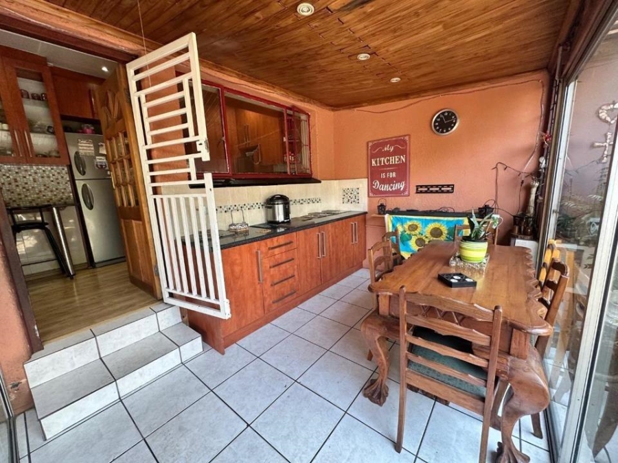 4 Bedroom Property for Sale in General Albertspark Gauteng