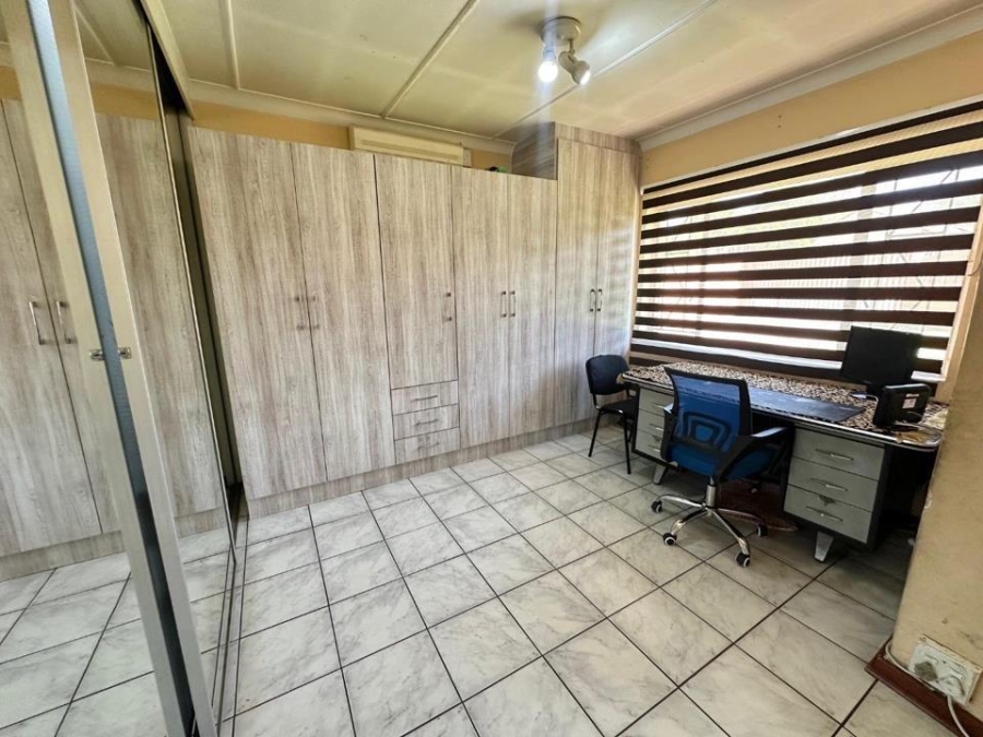 4 Bedroom Property for Sale in General Albertspark Gauteng