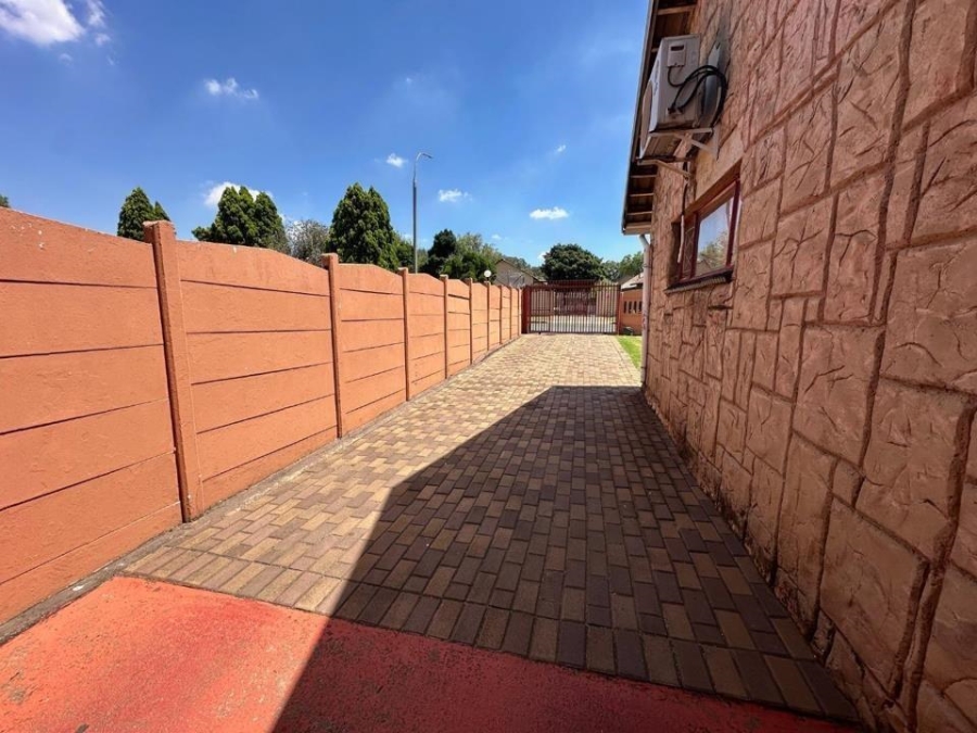 4 Bedroom Property for Sale in General Albertspark Gauteng