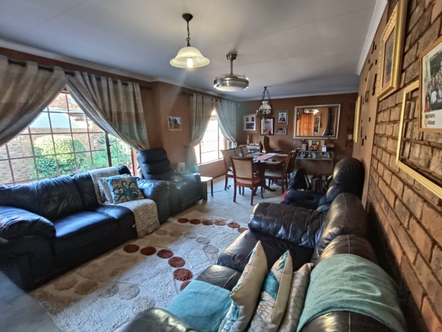 4 Bedroom Property for Sale in Zwartkop Gauteng