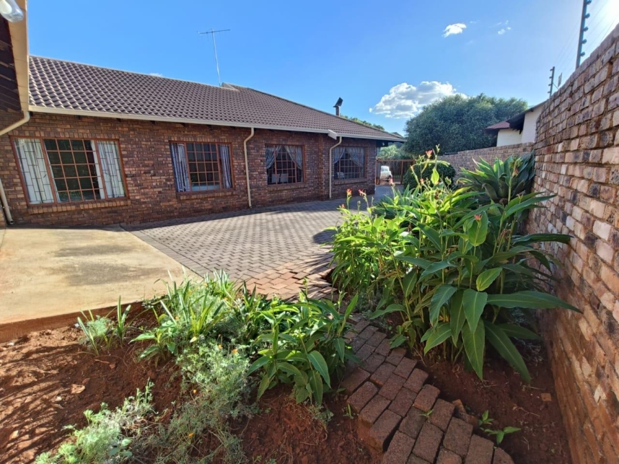 4 Bedroom Property for Sale in Zwartkop Gauteng