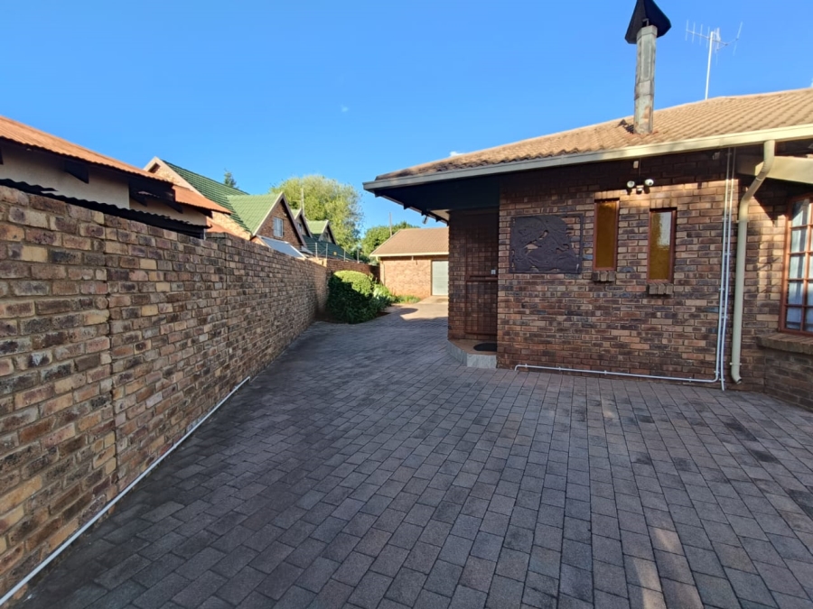 4 Bedroom Property for Sale in Zwartkop Gauteng