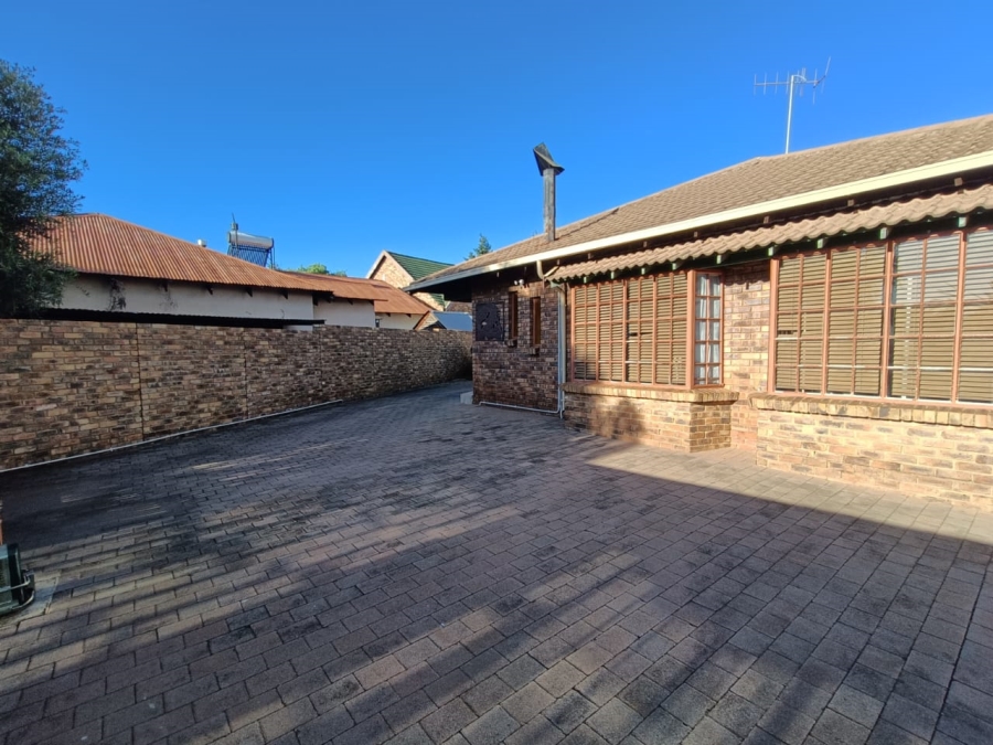 4 Bedroom Property for Sale in Zwartkop Gauteng
