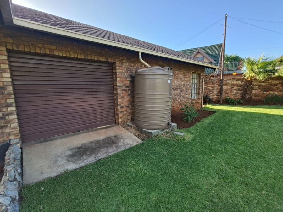 4 Bedroom Property for Sale in Zwartkop Gauteng