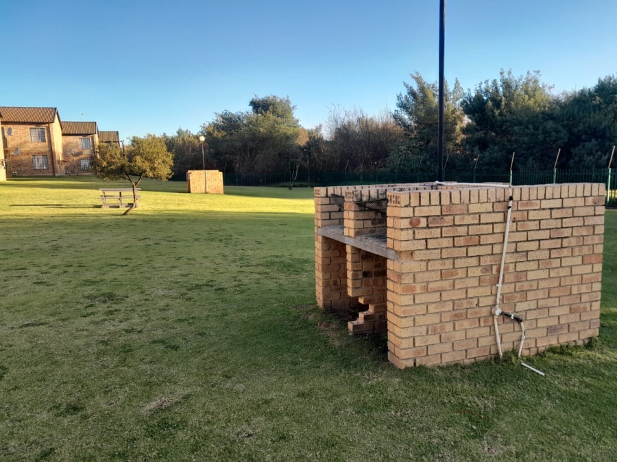 To Let 2 Bedroom Property for Rent in Weltevreden A H Gauteng