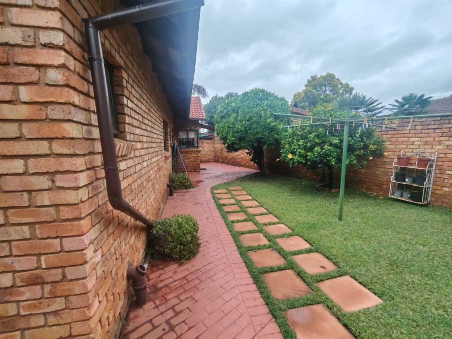 4 Bedroom Property for Sale in Eldoraigne Gauteng