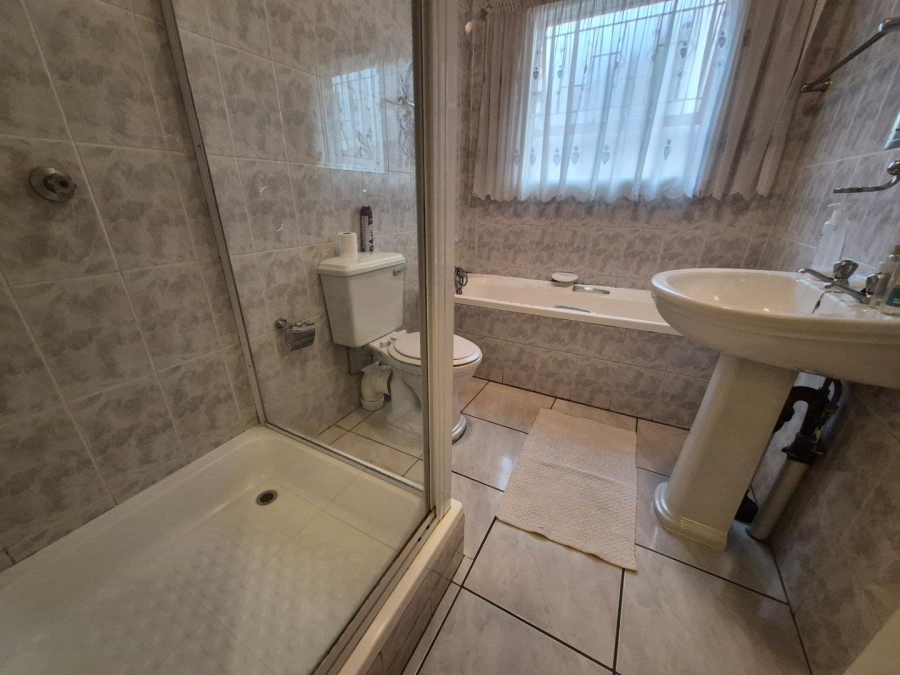 5 Bedroom Property for Sale in Rietvalleirand Gauteng
