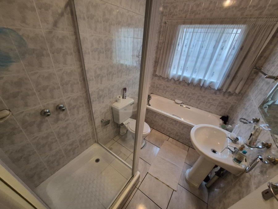 5 Bedroom Property for Sale in Rietvalleirand Gauteng