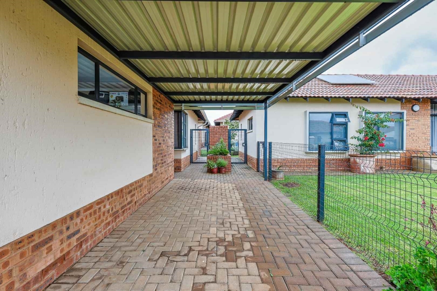 2 Bedroom Property for Sale in The Retreat Gauteng