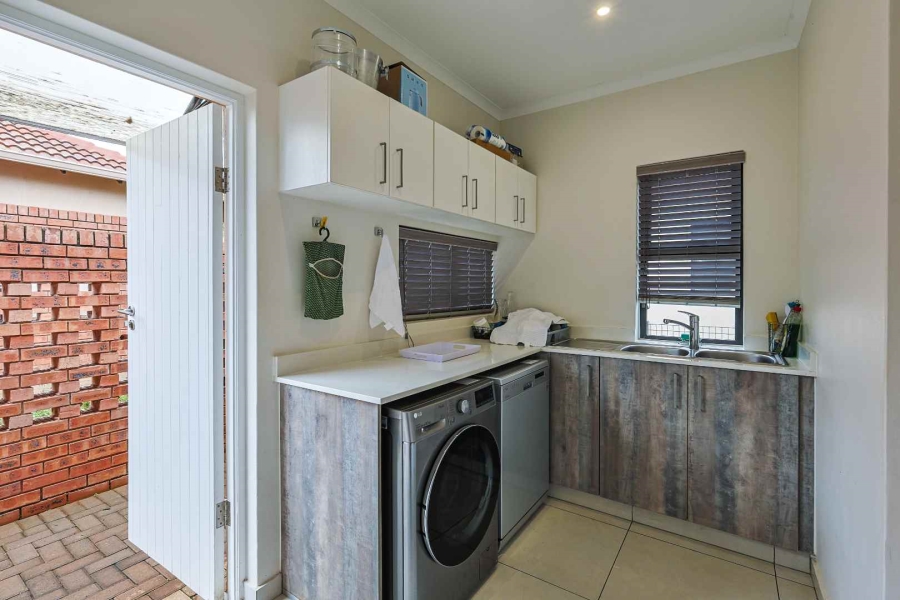 2 Bedroom Property for Sale in The Retreat Gauteng