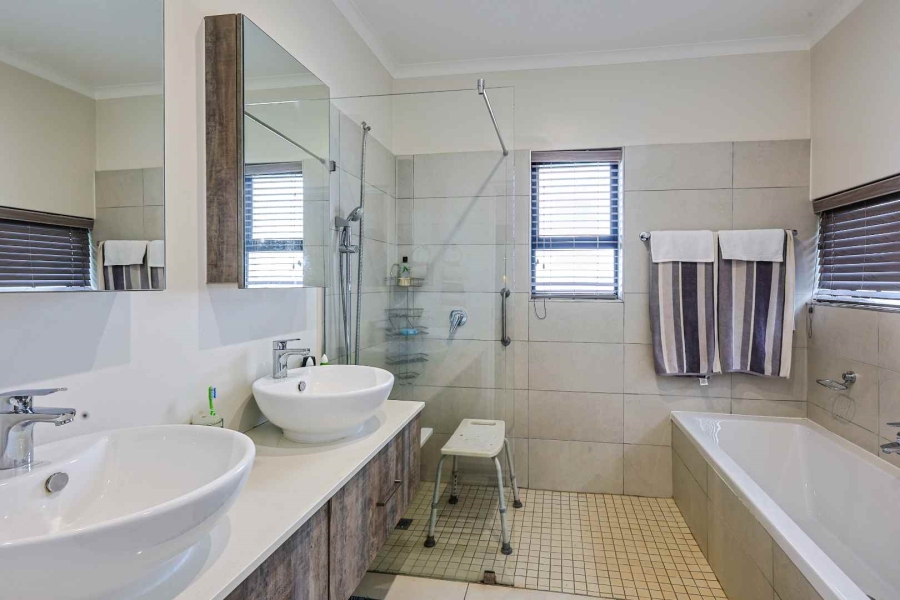 2 Bedroom Property for Sale in The Retreat Gauteng