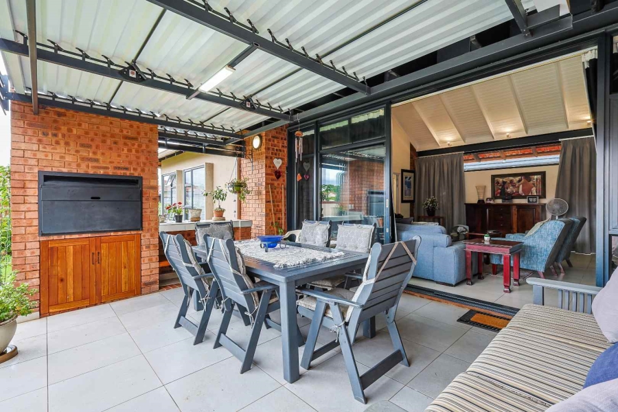 2 Bedroom Property for Sale in The Retreat Gauteng