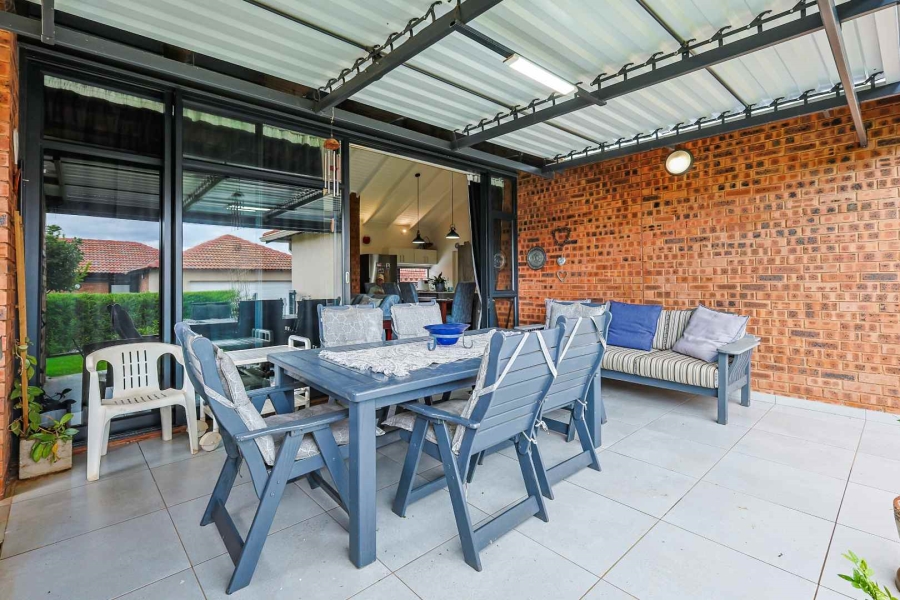 2 Bedroom Property for Sale in The Retreat Gauteng