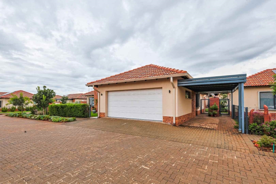 2 Bedroom Property for Sale in The Retreat Gauteng