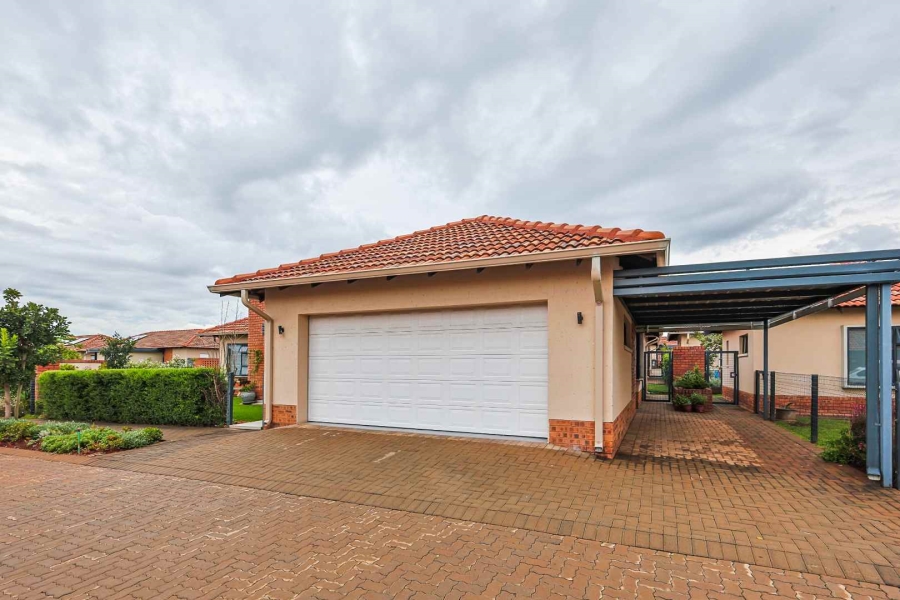 2 Bedroom Property for Sale in The Retreat Gauteng