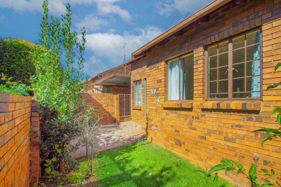 2 Bedroom Property for Sale in Weltevreden Park Gauteng