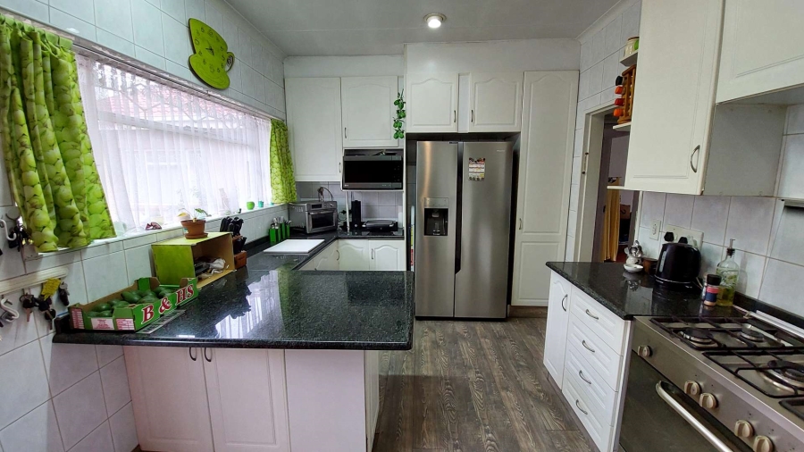 4 Bedroom Property for Sale in Brackenhurst Gauteng