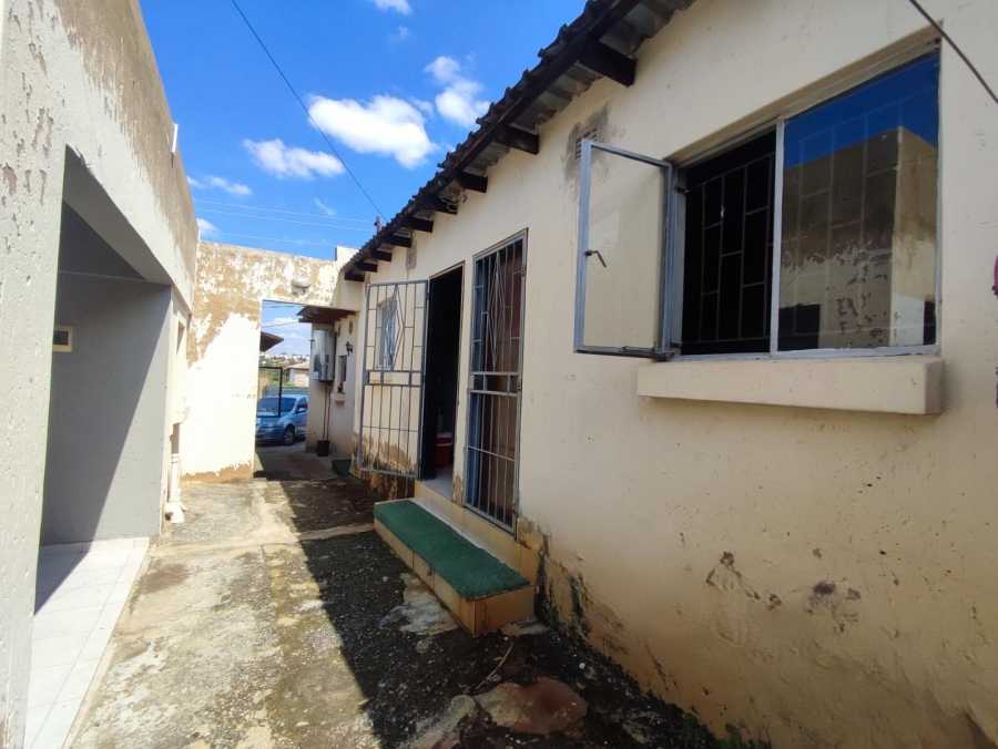 6 Bedroom Property for Sale in Cosmo City Gauteng