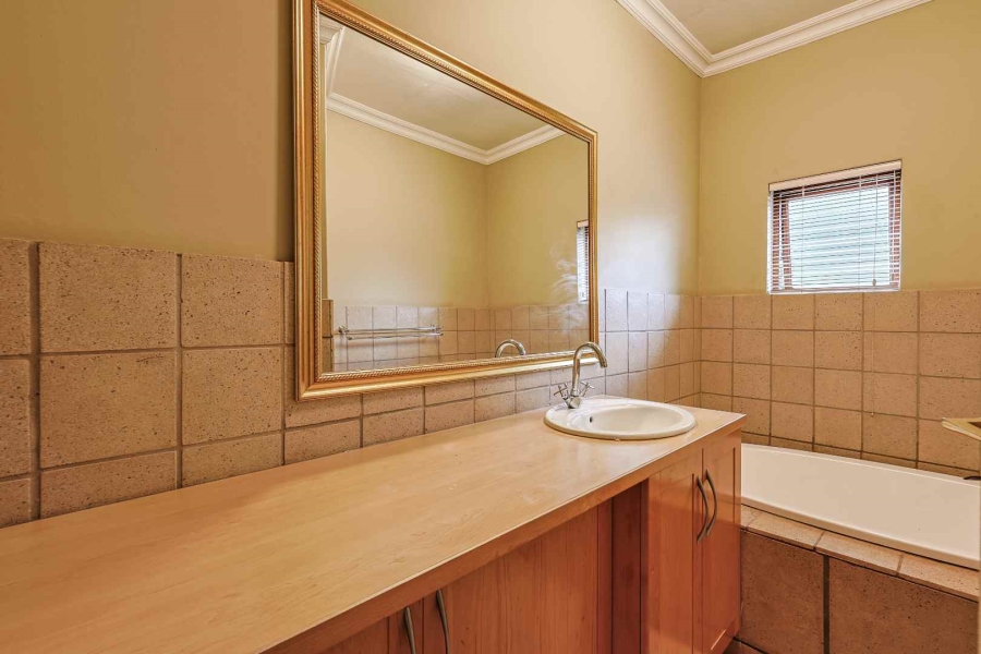 To Let 4 Bedroom Property for Rent in Woodhill Estate Gauteng