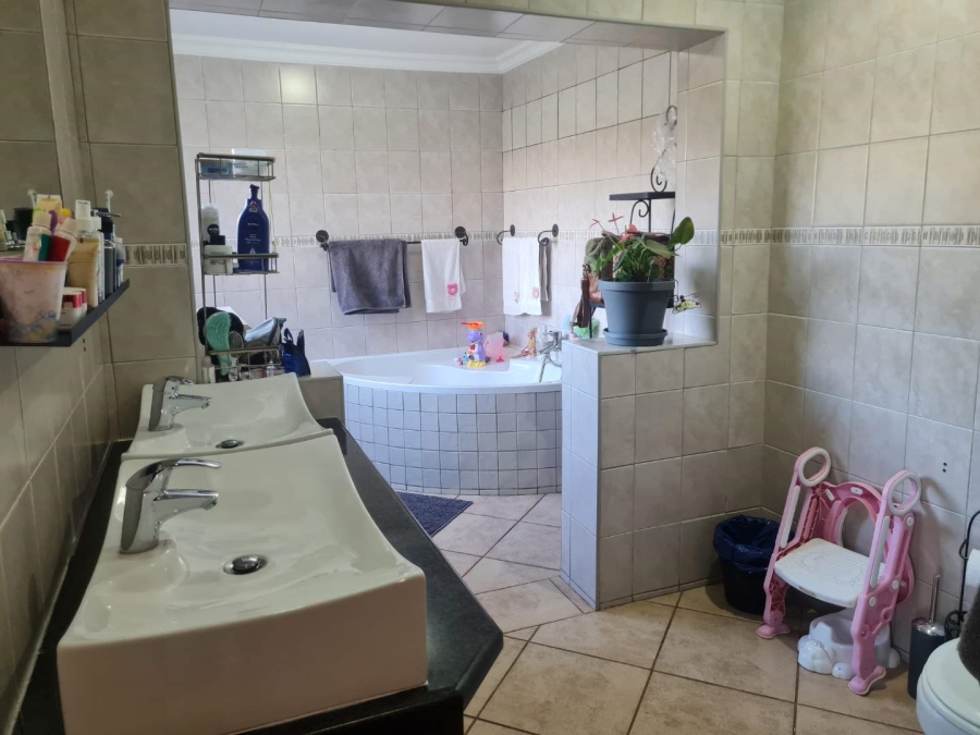 3 Bedroom Property for Sale in Roodekrans Gauteng