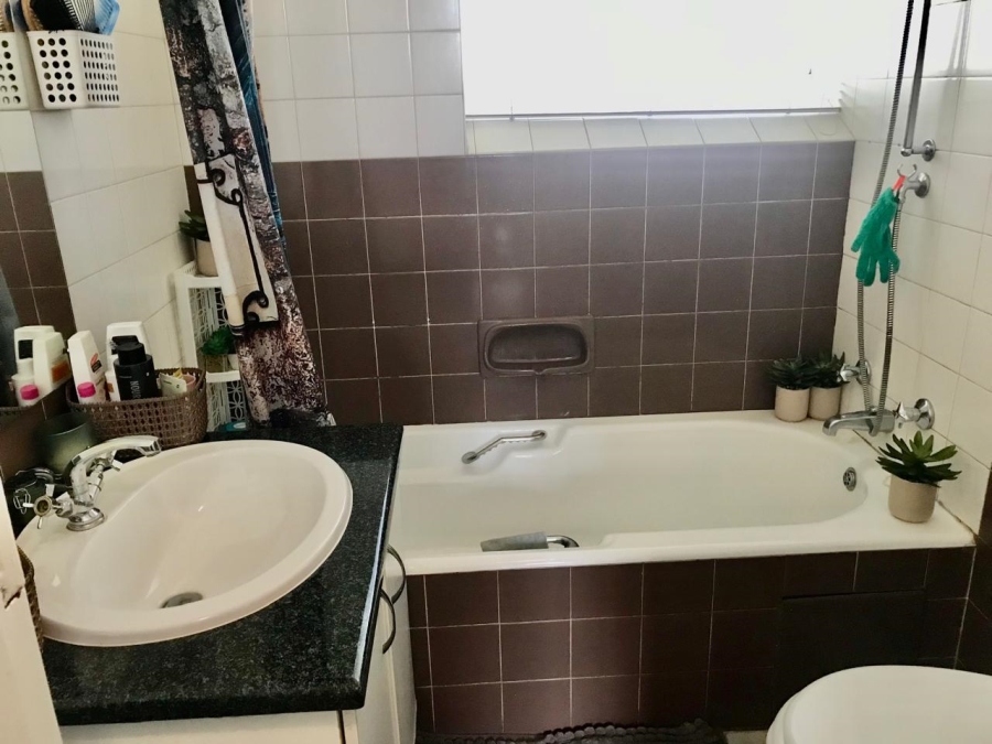 To Let 1 Bedroom Property for Rent in Illovo Gauteng