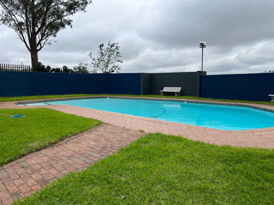 To Let 2 Bedroom Property for Rent in Constantia Kloof Gauteng