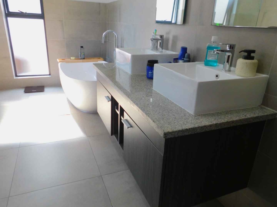 To Let 4 Bedroom Property for Rent in Bryanston Gauteng