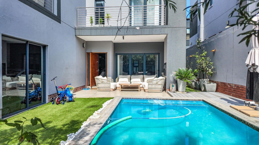 To Let 4 Bedroom Property for Rent in Bryanston Gauteng