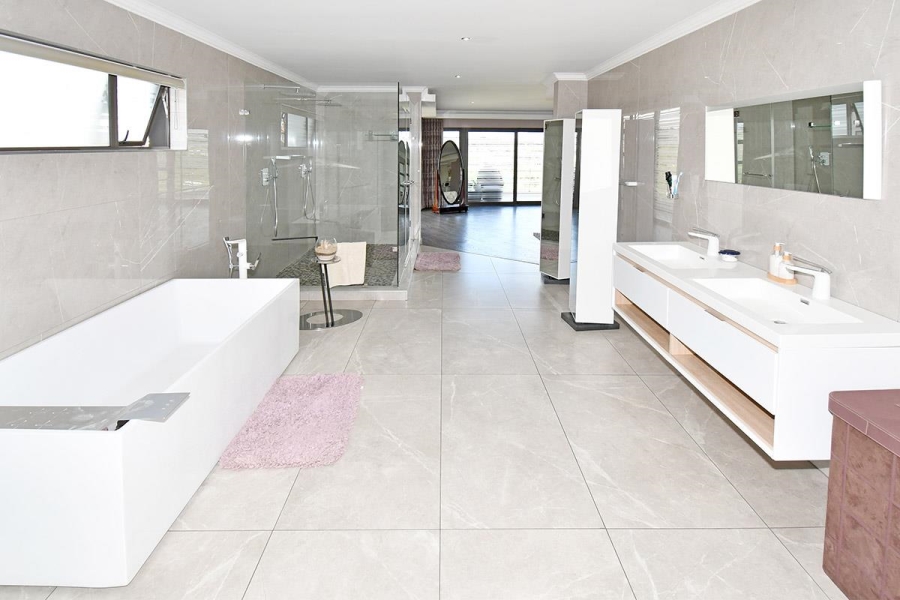 5 Bedroom Property for Sale in Blue Valley Golf Estate Gauteng