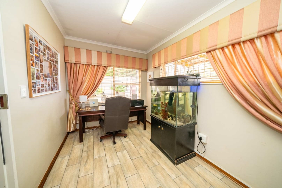 5 Bedroom Property for Sale in Farrarmere Gauteng