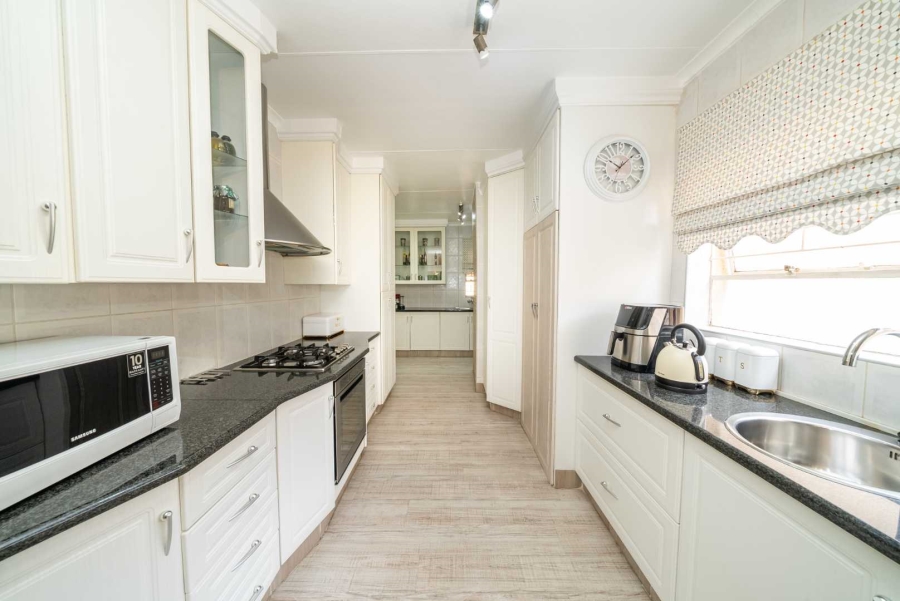 5 Bedroom Property for Sale in Farrarmere Gauteng