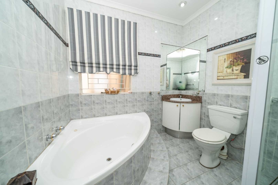 5 Bedroom Property for Sale in Farrarmere Gauteng