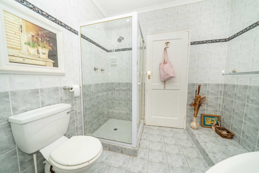 5 Bedroom Property for Sale in Farrarmere Gauteng