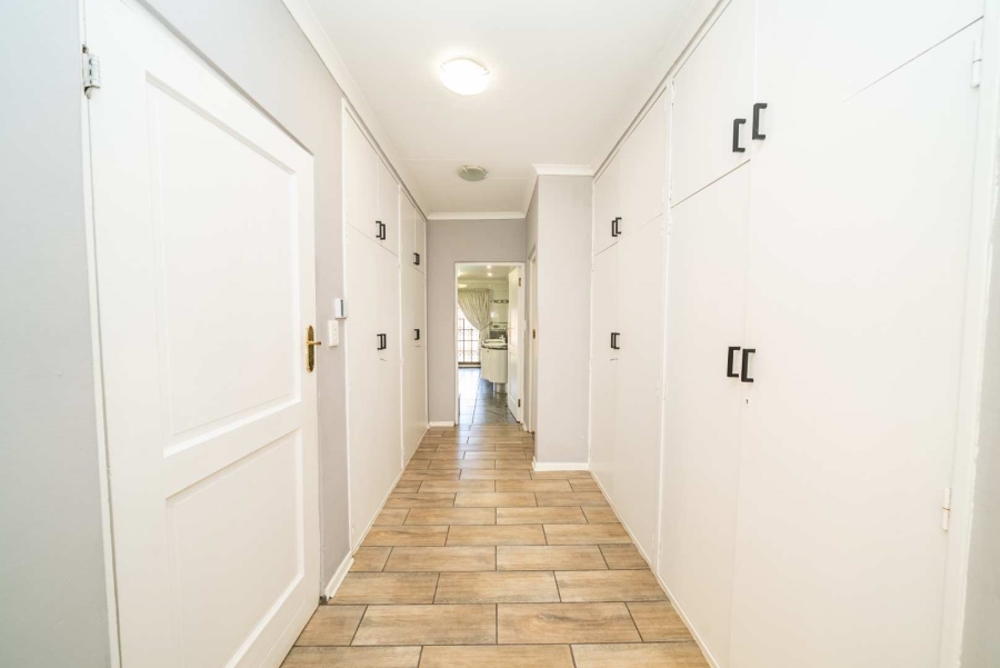 5 Bedroom Property for Sale in Farrarmere Gauteng