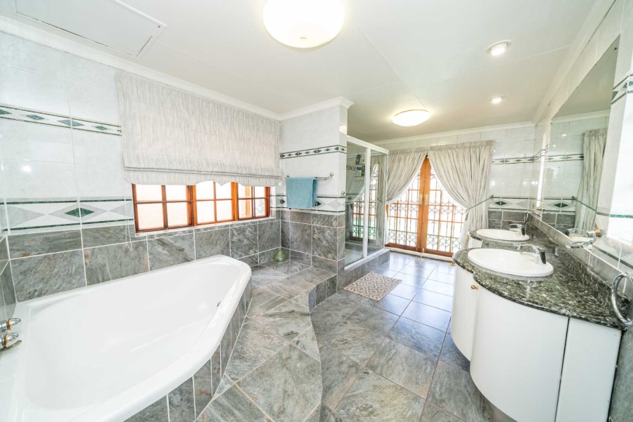 5 Bedroom Property for Sale in Farrarmere Gauteng