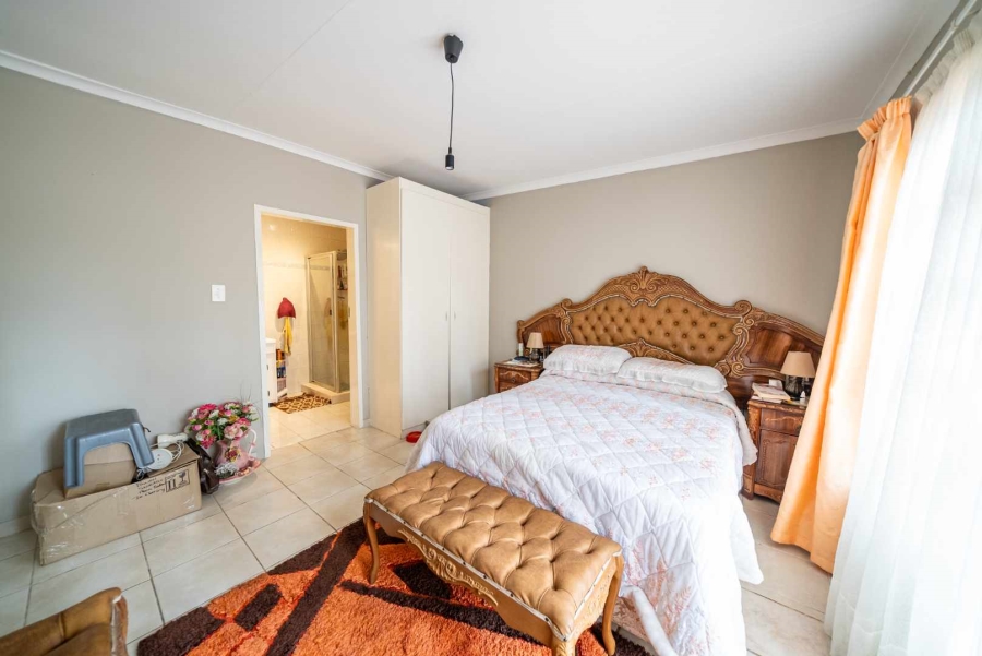 5 Bedroom Property for Sale in Farrarmere Gauteng