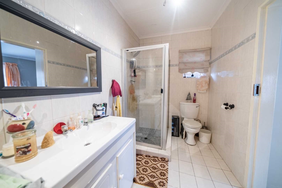 5 Bedroom Property for Sale in Farrarmere Gauteng