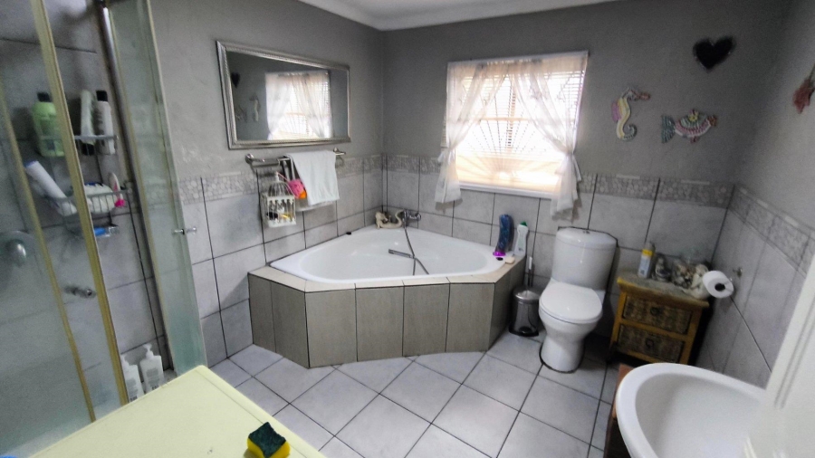 3 Bedroom Property for Sale in Albertsdal Gauteng
