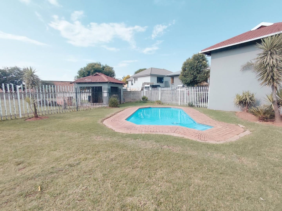 2 Bedroom Property for Sale in Glen Marais Gauteng
