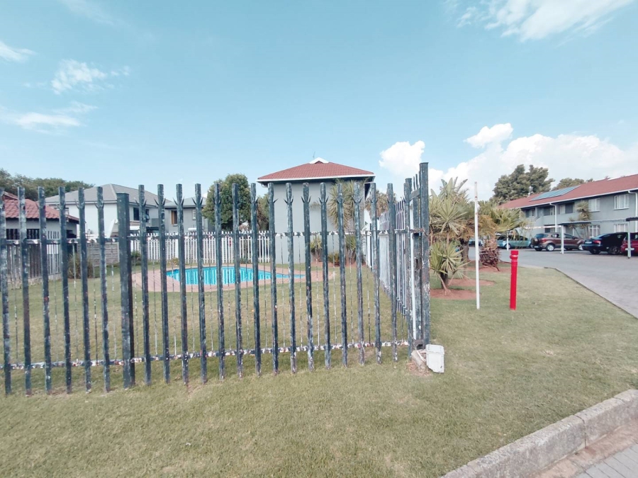 2 Bedroom Property for Sale in Glen Marais Gauteng