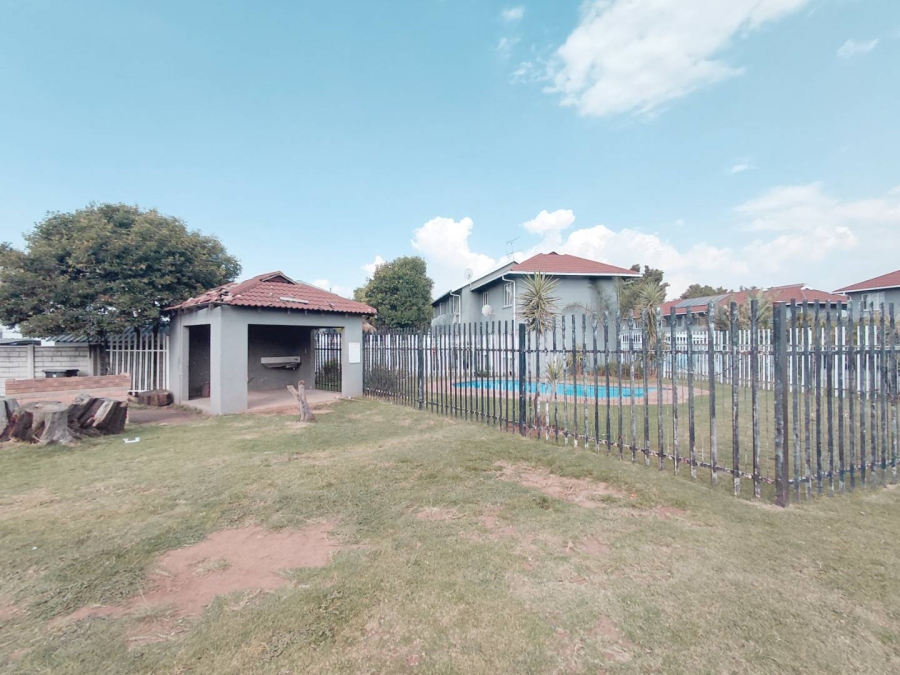 2 Bedroom Property for Sale in Glen Marais Gauteng