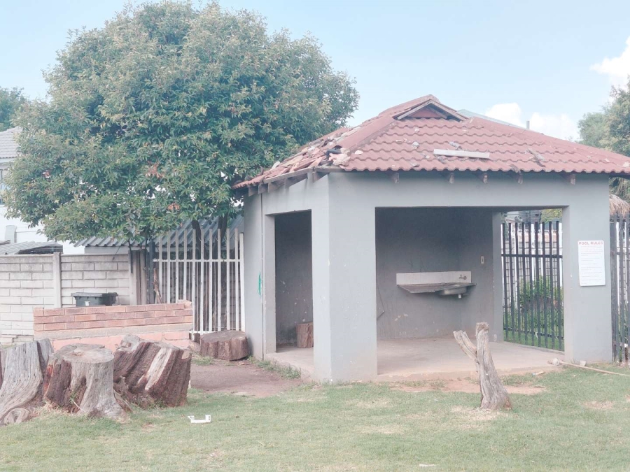 2 Bedroom Property for Sale in Glen Marais Gauteng