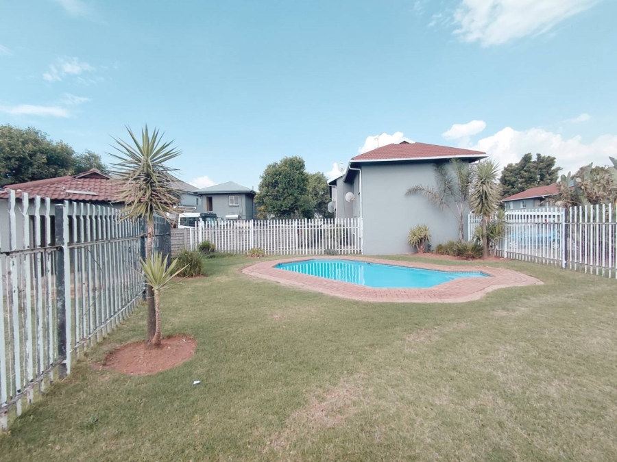 2 Bedroom Property for Sale in Glen Marais Gauteng