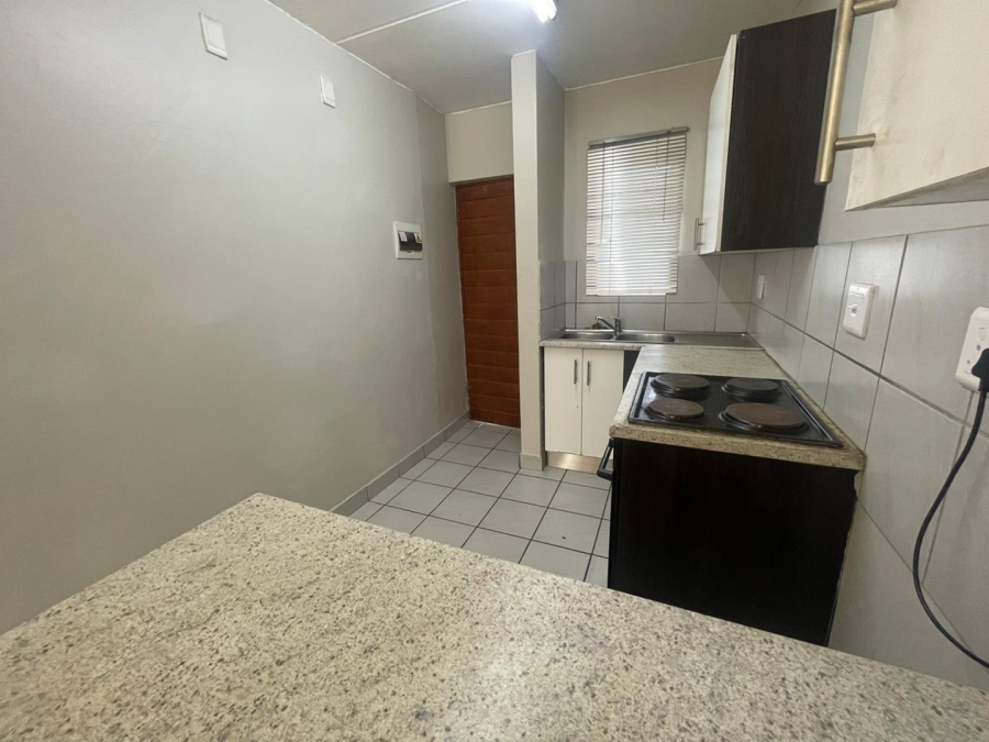 2 Bedroom Property for Sale in Rooihuiskraal Gauteng