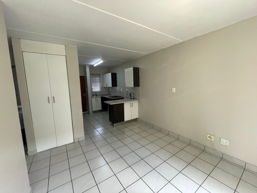 2 Bedroom Property for Sale in Rooihuiskraal Gauteng